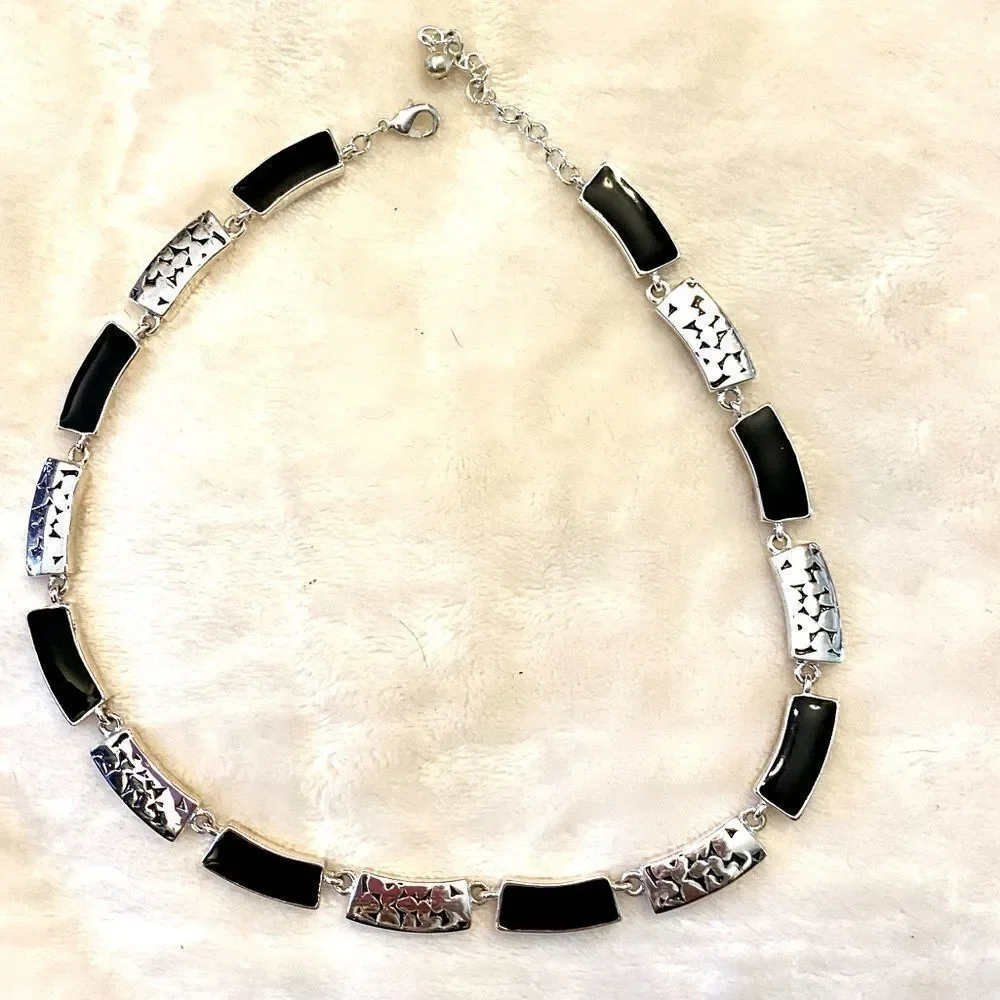 🍃 Vintage 1990’s necklace,  hammered silver, & shiny black enamel-like finish.